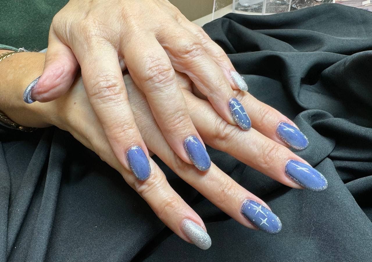 Semipermanente blu con glitter argento e decoro a stelle
