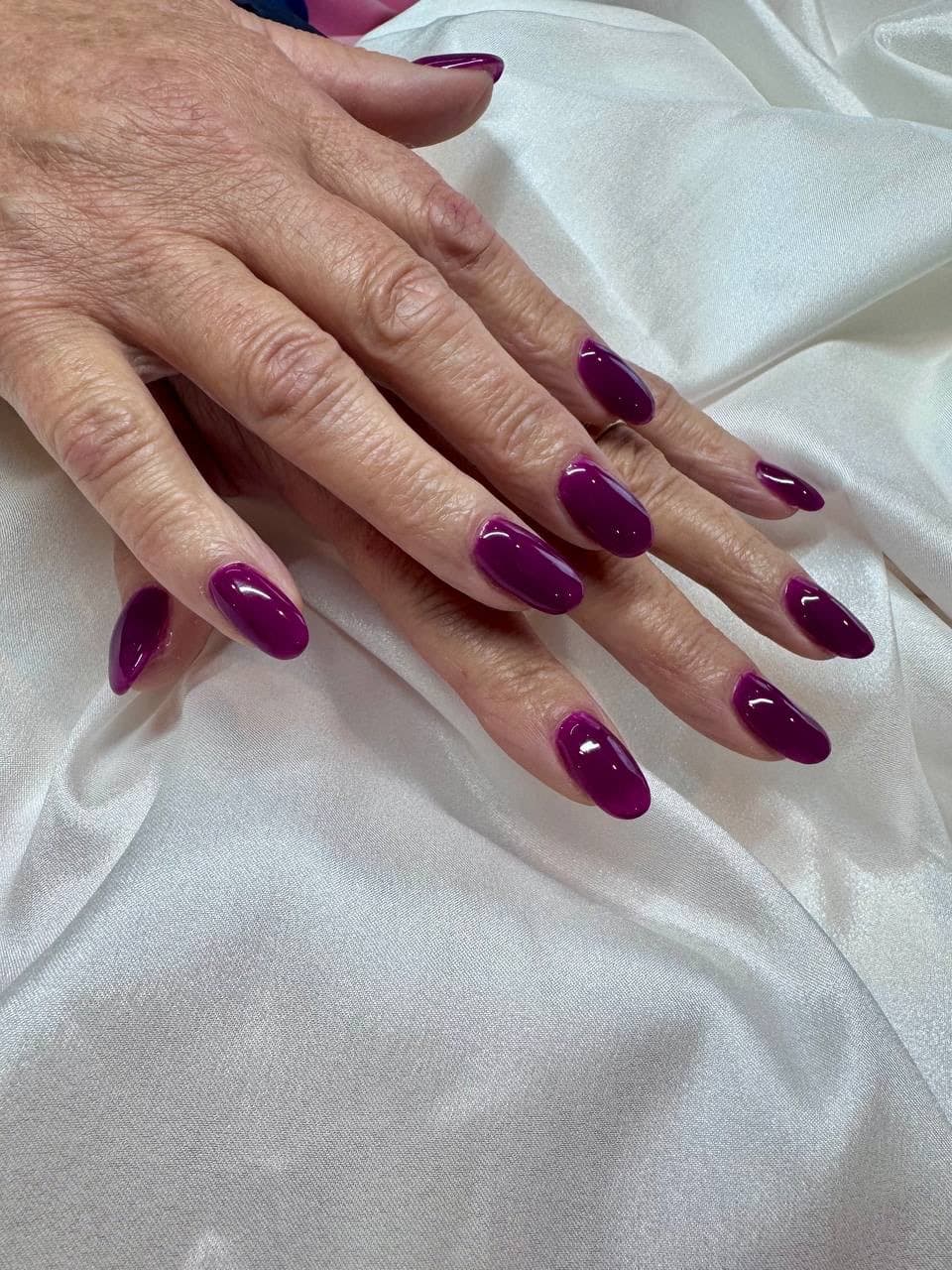 Manicure forma mandorla color magenta