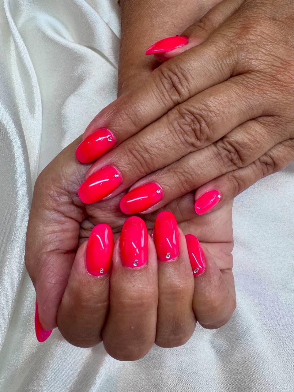 Unghie rosa con dettaglio strass